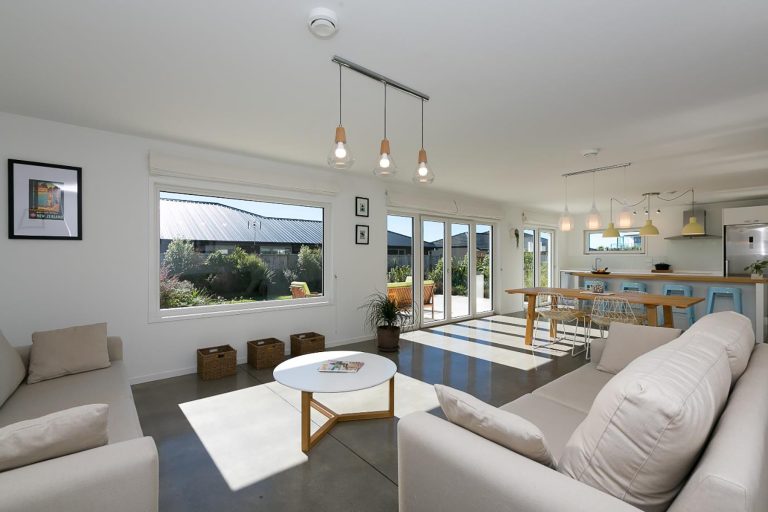 Taranaki Thornbury - Image 1